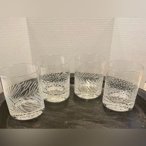 Set of 4 glass old fashioned tumblers
3.5” diameter
4.25”h
2 tiger
2 leopard